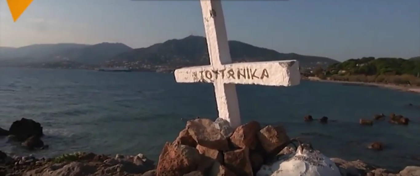 O Σταυρός στη θέση του! – Οι κάτοικοι της Μυτιλήνης τοποθέτησαν ξανά το σύμβολο της Ορθοδοξίας – «Τον σπάσανε με μίσος»